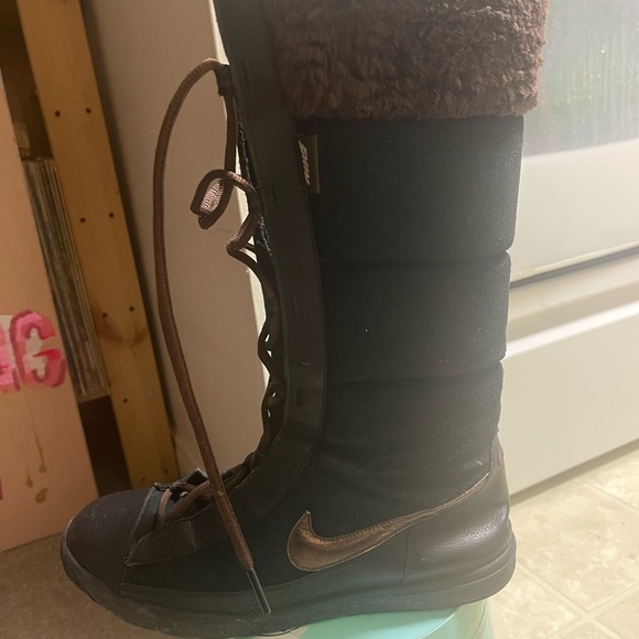 Nike high top lace up winter sneakers. - Picture 3 of 3